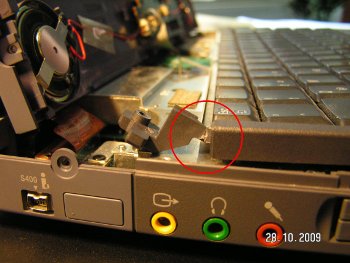 Geöffnetes Speichermedium während einer technischen Untersuchung
